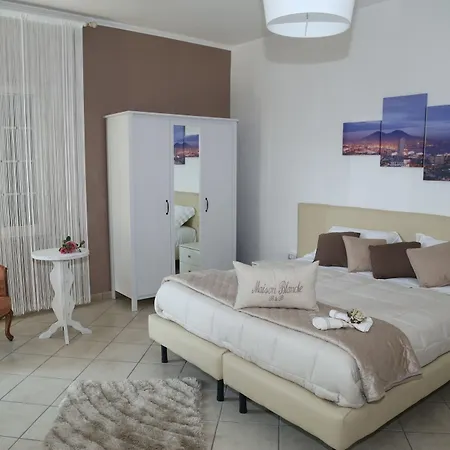 לינה וארוחת בוקר Maison Blanche 4*